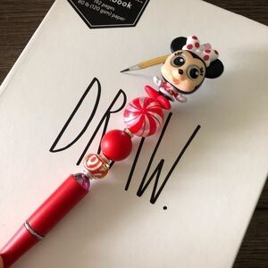 Disney Doorables: Mickey & Friends: Christmas Minnie Mouse handmade beaded pen